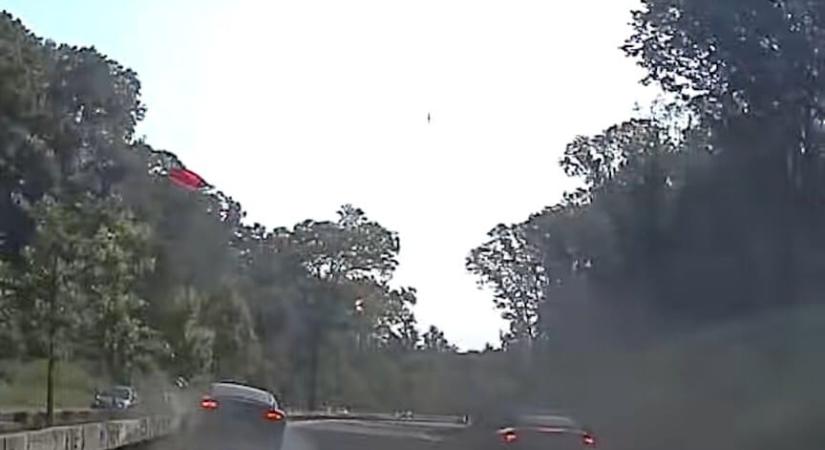 Videón, ahogy az egykori pankrátorpápa összetöri Bentley-jét az autópályán