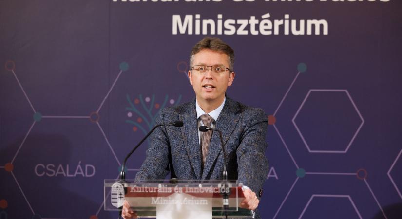 Az egyetemistáknak is kedvezne a kormány, a választások előtt megemelik az ösztöndíjakat