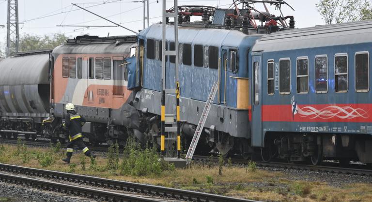 Beismerte a sápi vonatbaleset mozdonyvezetője, hogy elaludt, beszámolt egy utas az ütközésről