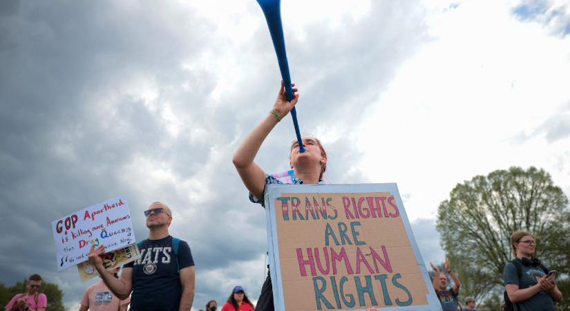 Kansasban érvénytelenítették a transzneműek jogosítványait és anyakönyvi kivonatait