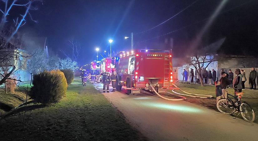 Tűzvész egy vásárhelyi otthonban, gázpalackot is kihoztak az épületből a tűzoltók