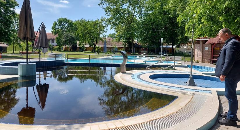 630 méter mélyről feltörő folyékony arany: hivatalosan is kutatják az abonyi víz hatását