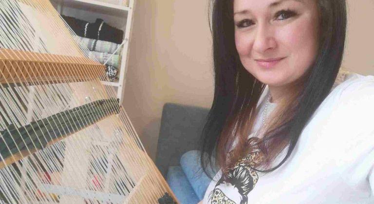 Haja Gabriella: „Tonna számra kapom a ruhákat, amelyekből szőnyeget szövök”