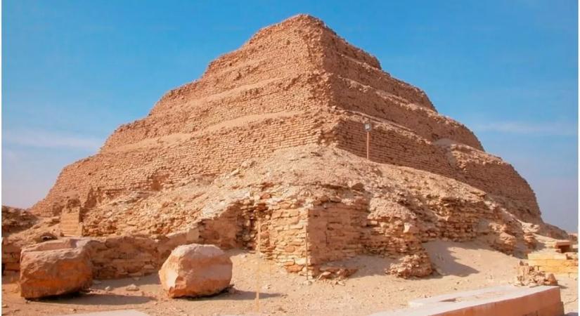 Felháborító videón gyalázza meg egy férfi a többezer éves piramist