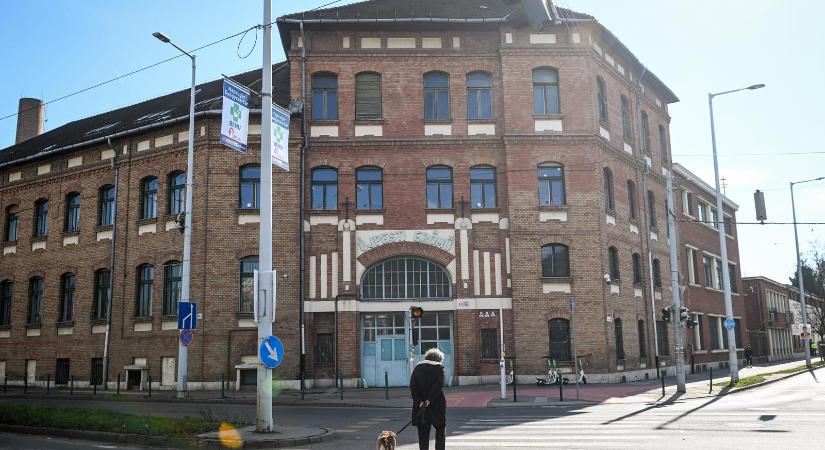 Rendkívül erős félelmekre játszik rá az Orbán-kormány a katonák kivezénylésével, de minden kérését a hadsereg úgysem teljesítené