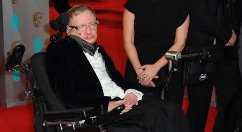 Újabb meglepő fotó az Epstein-iratokból: Stephen Hawking bikinis nők társaságában