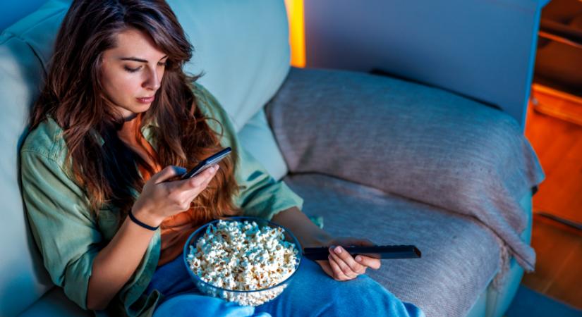 A túl sok telefonozás tényleg öregíti az arcbőrt? – a bőrgyógyász elárulja