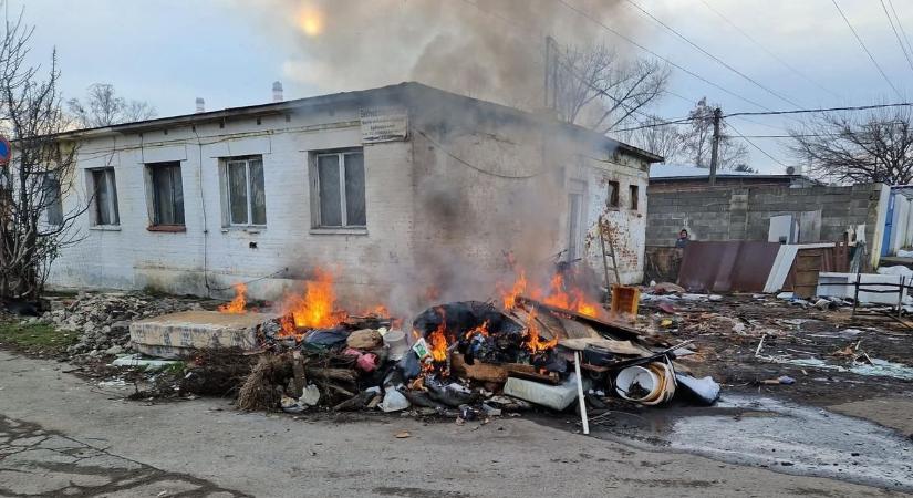 Illegális szemétlerakó Pécsen: időben érkeztek a hatóságok (FOTÓK)