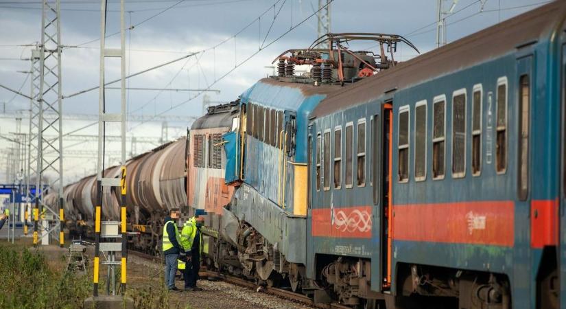 Tehervonat rohant egy utasokat szállító szerelvénybe Hajdú-Biharban! – fotókkal, videóval