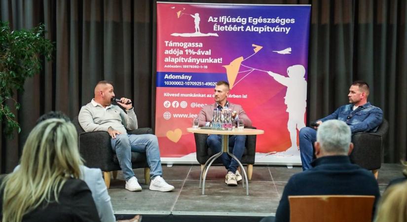 „Mindened rámegy, ha elindulsz lefelé” – őszintén vallott a drogokról Curtis és Kucsera Gábor Szolnokon