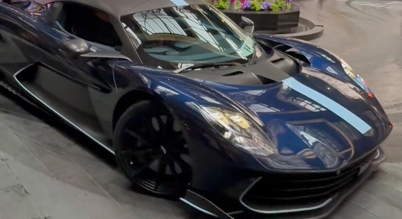 Olyan autót vett a világsztár is, amiből most három érkezett magyar vevőkhöz