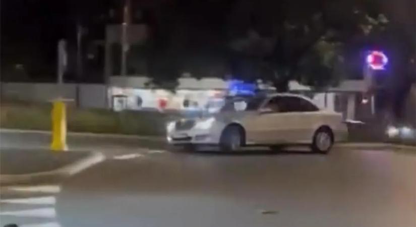 Driftelni próbált a körforgalomban, egyből lezúzta a Mercit a fakezű – videó