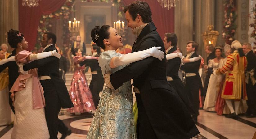 A Bridgerton sorozat valódi célja: Egyszerű szoftpornó vagy társadalomkritika?