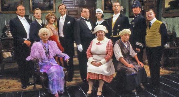 Bemutatták a Csengetett, Mylord? színpadi változatát – ezeket a könyveket olvasd mellé!