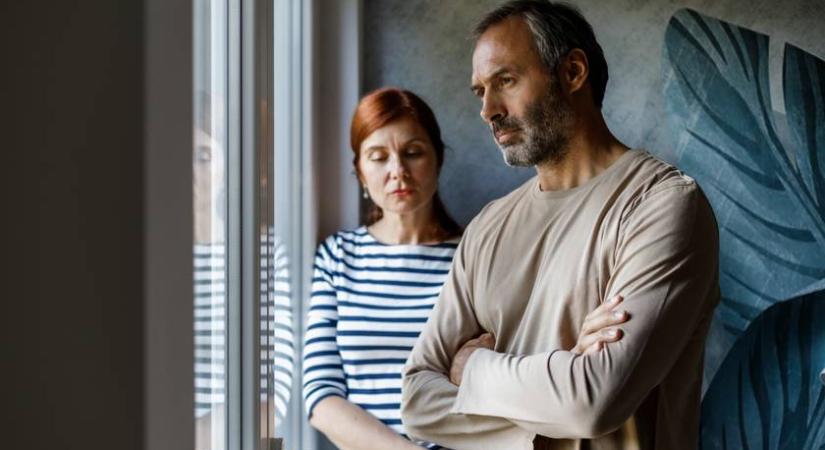 8 ártalmatlannak tűnő, de veszélyes viselkedés a kapcsolatban – A bántalmazók rejtett stratégiái