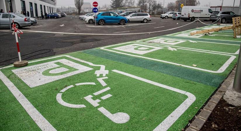 Ezt nem nézték volna ki a miskolci autósokból, megdöbbentő képsorok!