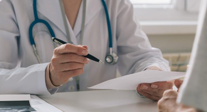 Nem tudott bemenni dolgozni a rettenetesen fájó bokája miatt, leadott a cégnél egy hamis orvosi igazolást