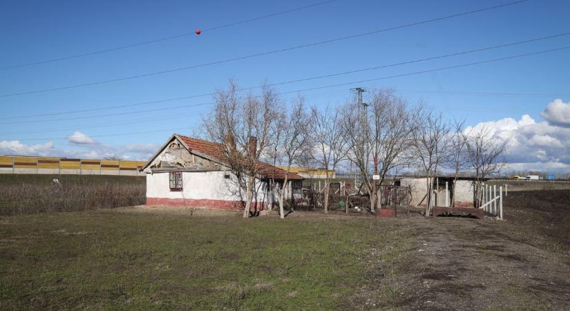 Ilona vállalt magányossága, tanya a város szélén