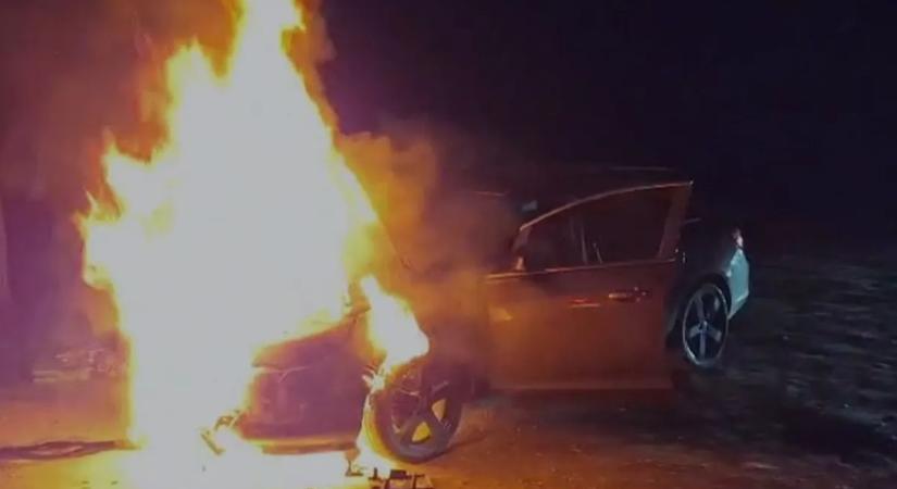 Horrorisztikus képsorok: menet közben gyulladt ki a gépkocsi