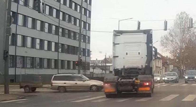 Videó: nagyon nem tudta Miskolc legbátrabb opelese, ki elé hajt ki – ez lett a vége