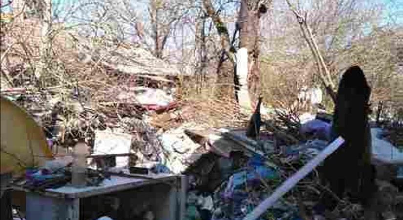 25 tonna lom az udvaron: évekig gyűjtötte a szemetet a 77 éves férfi