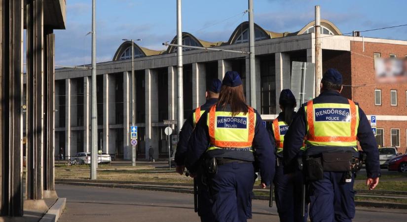 Visszatérő ellenőrzésekkel biztosítja a tömegközlekedési csomópontokat a rendőrség Debrecenben