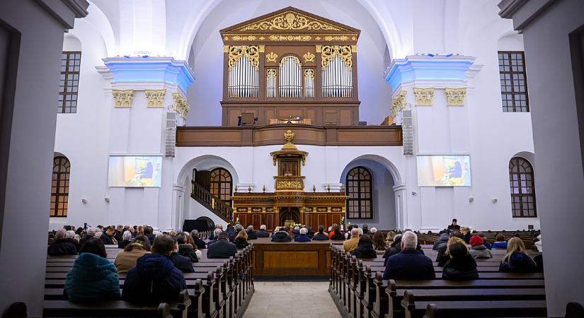 Tizenhárom millió forinttal támogatják a Nagytemplom korszerűsítését a Debrecen Város Bálja bevételéből – fotókkal