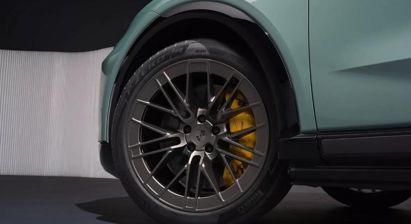 Irányt vált a Porsche, elektromos helyett V8-as lesz a hatalmas új SUV