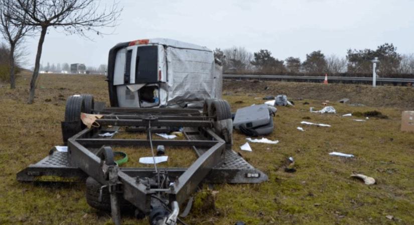 Árokba hajtottak, mert elaludt a sofőr, az egyik utas meghalt – vádat emeltek