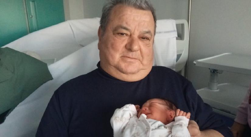 Hívták a mentőt, de nem jött: a nagypapának kellett levezetni a szülést