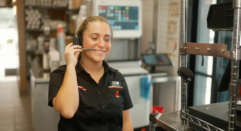 MI-vel fog kémkedni a dolgozók után a gyorsétterem