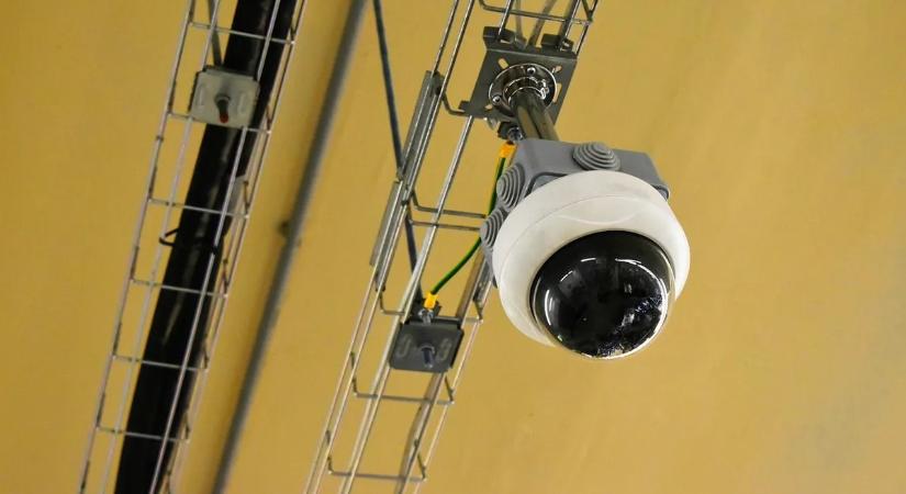 Évekig kukkolták a focistalányt, majd megalázták