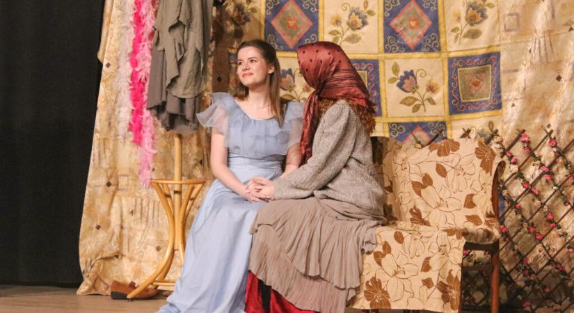 Hamupipőke elevenedett meg a nagyatádi színpadon