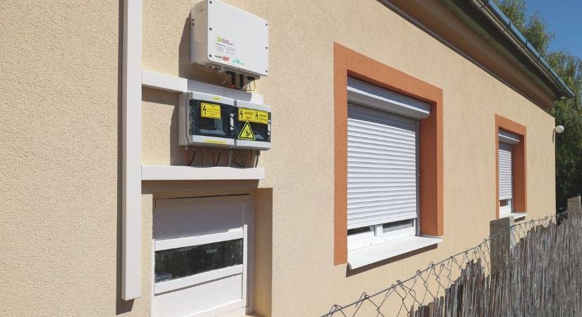 Napelemek, új kazánok, vastagabb falak, 146 millió forintból újultak meg szolgálati lakások