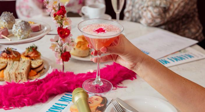 ABBA-slágerek teaidőben – MAMMA MIA! Afternoon Tea London szívében