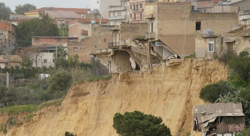 Tűzoltók mentik a könyveket a szicíliai Niscemi város szakadék szélére került könyvtárából
