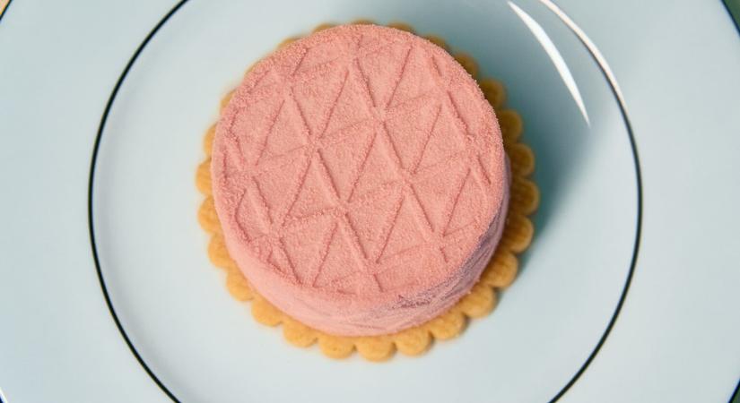 Milánói elegancia Londonban – megnyílt a Prada Caffè a Harrodsban