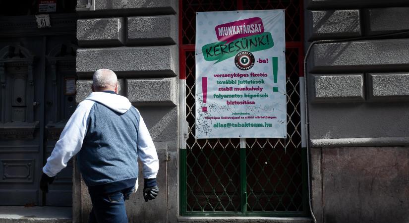 KSH: kevesebb a foglalkoztatott, és átlagosan több mint egy évig tart munkát találni
