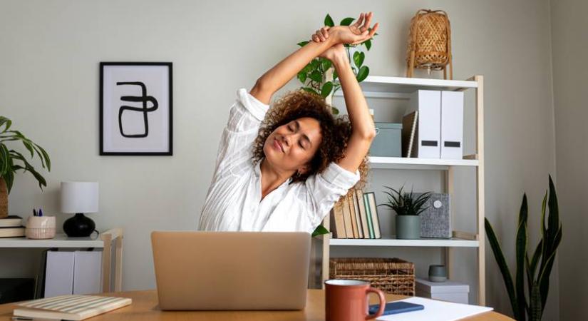 Ennyit kell mozogni, ha ülőmunkát folytatsz: így elkerülhetők a mozgásszervi problémák a gyógytornász szerint