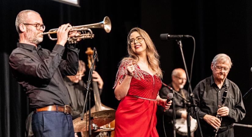 Szavazzon a művészeti díjas Benedek Lili triójára