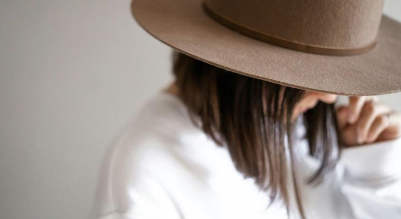 Ezt jelenti a pszichológia szerint, ha valaki beszéd közben megérinti a haját