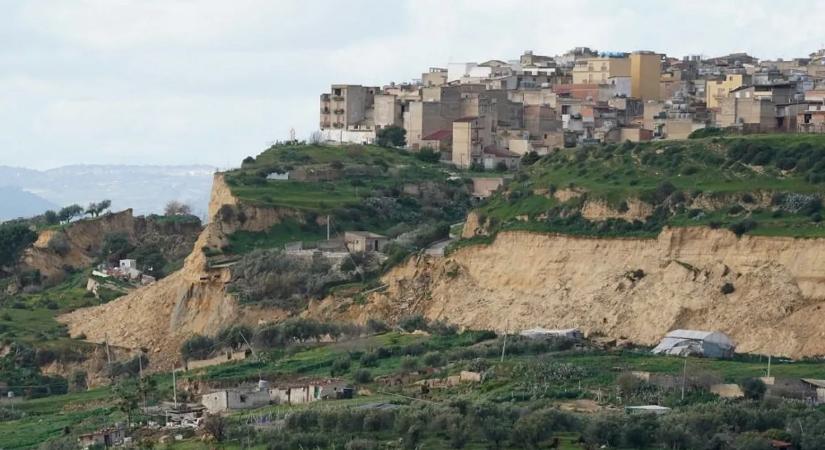 A levegőben lóg egy olasz könyvtár, elképesztő mentőakció indult