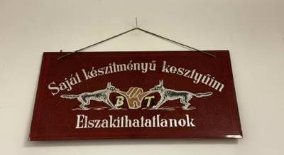 Szegényebbek leszünk egy legendával – Bezár a 70 éves kesztyűbolt, ahol a Vígszínház csillagai vásároltak