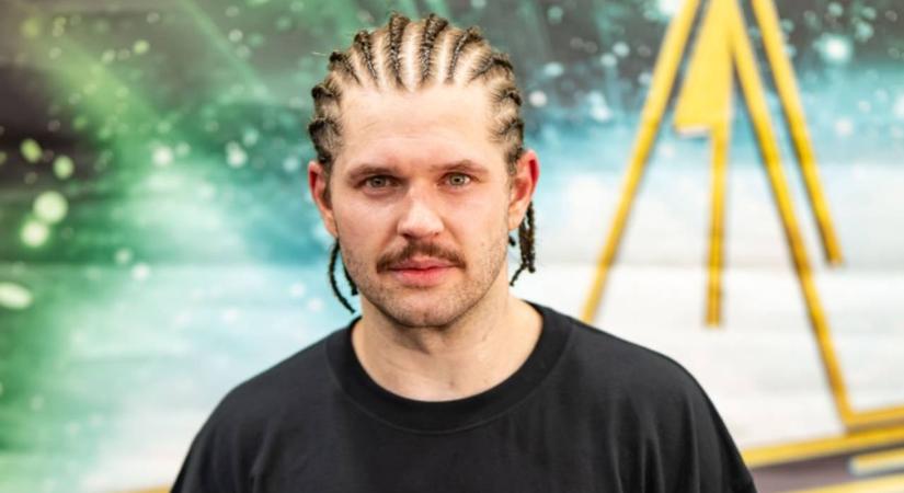 „Kifoszthatjátok a hazánkat, de nem némíthattok el” – Molnár Tamás rendszerkritikus dala nagyot üt