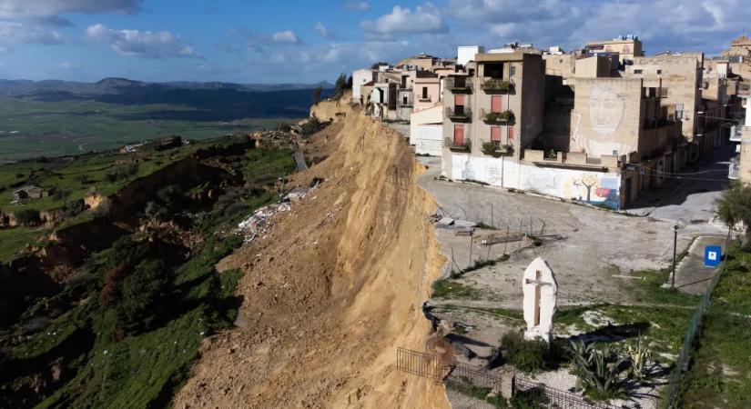 Több száz könyvet mentettek meg a tűzoltók Szicíliában a földcsuszamlás miatt egy szakadék szélére került könyvtárból
