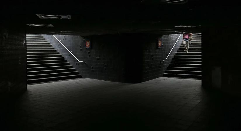 Döbbenetes képek: holttestet találtak a Corvin-negyednél, az aluljáróban