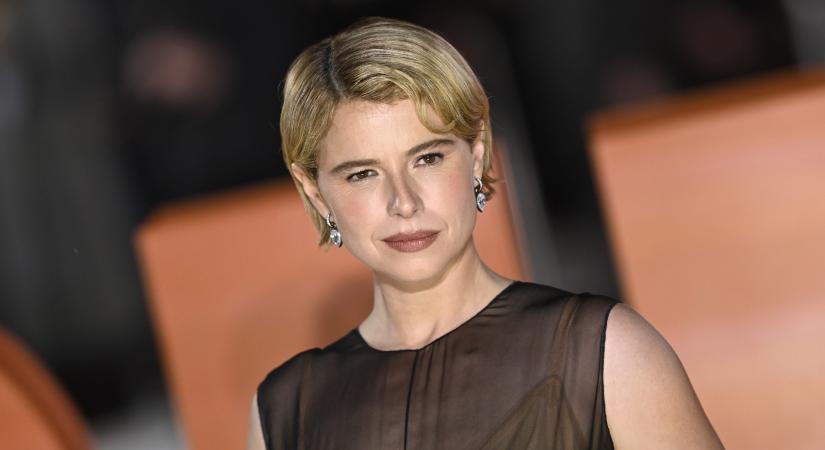 Az Oscar várományos Jessie Buckley merész pucérruhája mindenkit meglepett – látványos fehérneműje magára vonta a pillantásokat
