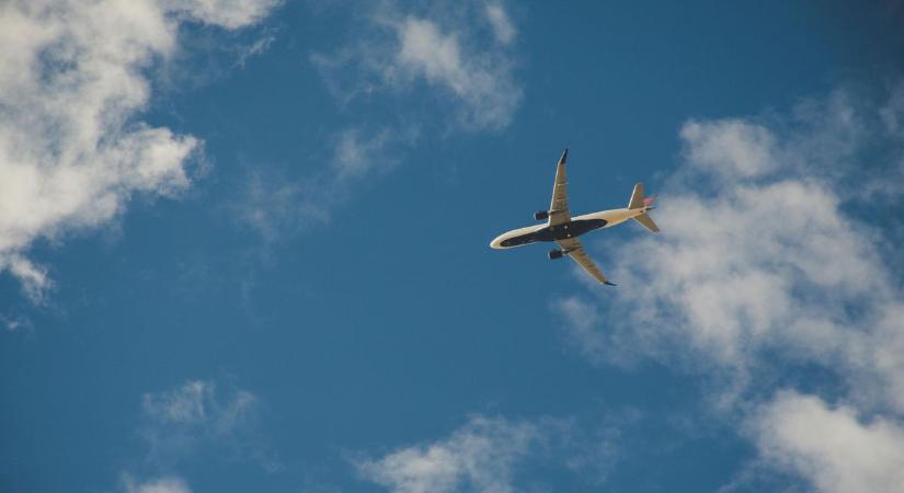 Vészhelyzetet jelentett egy utasszállító repülőgép, Vas határa felett változtatott irányt