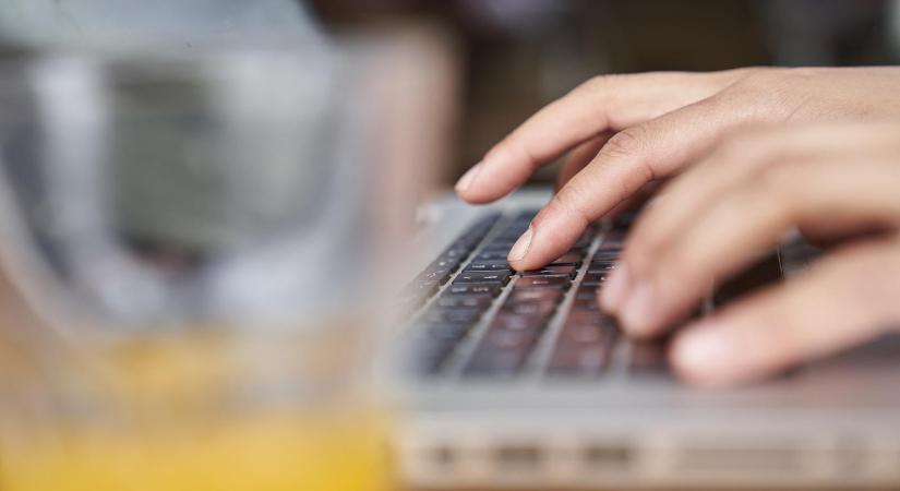 Márciustól kötelesek lesznek munkát adni a gyermekvédelmi rendszerben nevelkedett fiataloknak bizonyos állami cégek