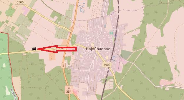 Fának csapódott egy autó Hajdúhadháznál